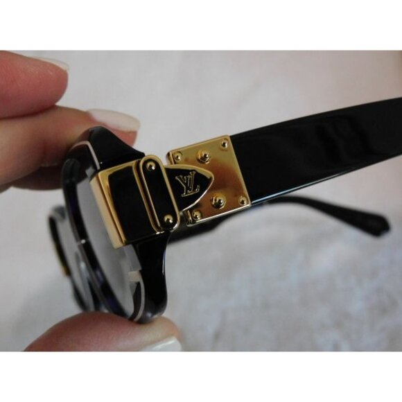Louis Vuitton Black Women\'s Sunglasses Z1390w Gold Hardware main image 8